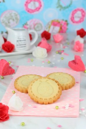 Galletas de mantequilla caseras doradas y crujientes sobre una bandeja recién horneadas