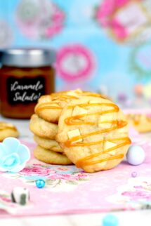 Cómo hacer cookies americanas de chocolate blanco y caramelo salado