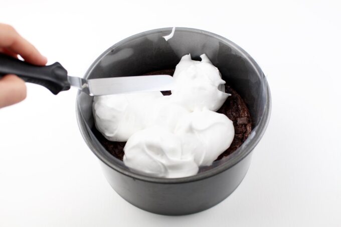 Cómo hacer tarta de brownie de chocolate y crema de nubes