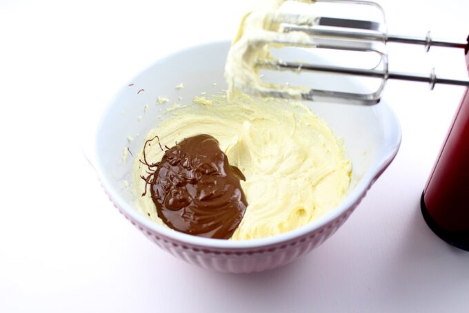 Cómo hacer tarta de brownie de chocolate y crema de nubes