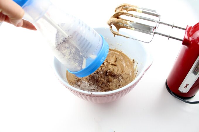 Cómo hacer tarta de brownie de chocolate y crema de nubes