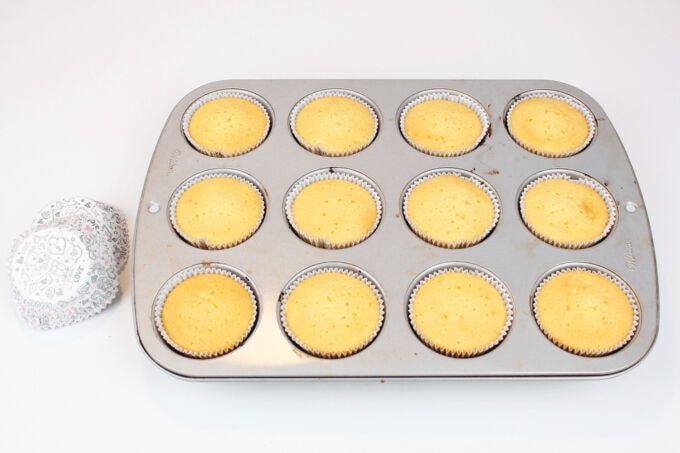 Cómo hacer cupcakes de nata y fresas