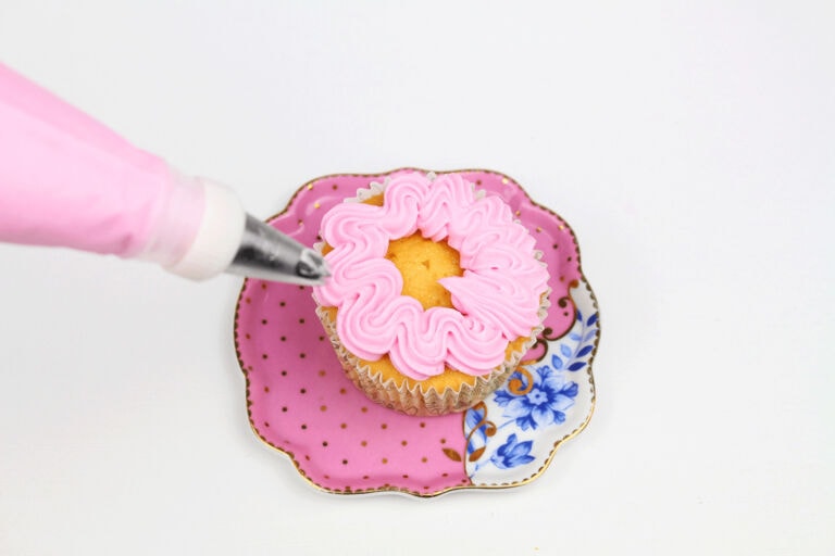 Cómo hacer cupcakes de nata y fresas