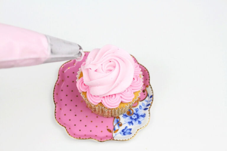 Cómo hacer cupcakes de nata y fresas