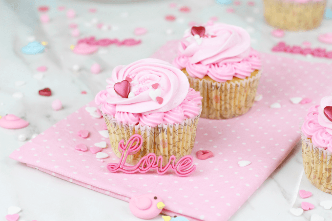 Cómo hacer cupcakes de nata y fresas