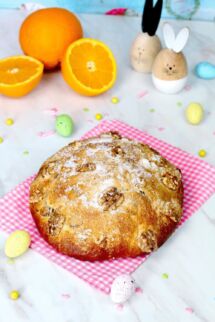 Pan dulce de nueces y pasas (coca valenciana) recién horneado