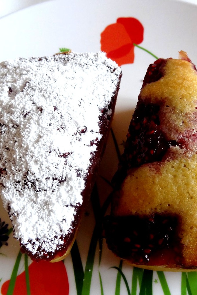 Foto de la receta de bizcocho con mermelada de fresa