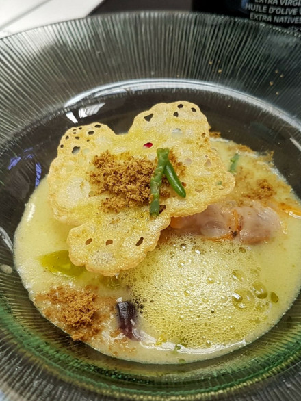 Foto del plato “Aove y mar”, emulsión de “aove” y berberechos con un tapenade de aceitunas, salicornia y un crujiente de pan con “aove”, elaborado con aceite de oliva virgen extra Melgarejo por Natalia de Recetas de escándalo y Tomás Rueda de