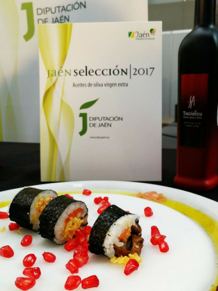 Foto del plato de Sushi con trucha de Cazorla elaborado con aceite de oliva virgen extra Tuccioliva por Patri de TicTacYummy y Raquel del Hotel El Curro de Burunchel en Cazorla.
