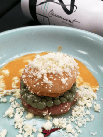 Foto del plato de Pipirrana elaborada con aceite de oliva virgen extra Claramunt por Manu Balunzino de The Gourmet Journal y Juanjo del Restaurante La Alcuza de Pegalajar.