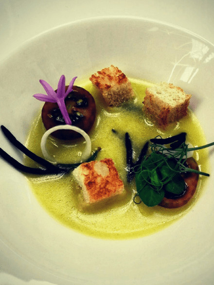 Foto del plato de ensalada sobre emulsión de agua de aceituna y aceite de oliva virgen extra Cortijo la Torre elaborado por Carmen de Cocina con Carmen y Juan Carlos Trujillo del Restaurante Canela en rama de Linares.