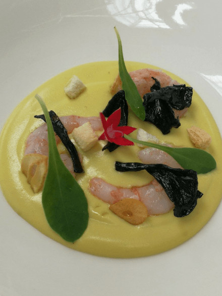 Foto del plato de emulsión de huevos de corral con aceite de oliva virgen extra, collejas, quisquillas y trompetas de los muertos, elaborado con el aceite de oliva virgen extra Biodinámico de Castillo de Canena por Txaber Allué El Cocinero Fiel y Pedro Hervás del Restaurante Alicún de úbeda.