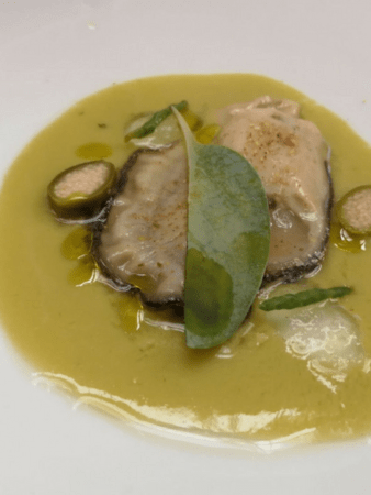 Foto del plato Ostra con encurtidos de Jaén y aceite de oliva virgen extra Oro Bailén elaborado por Juanjo de Recetas sin lactosa y Jesús del Moral de la Taberna de Miguel de Bailén.