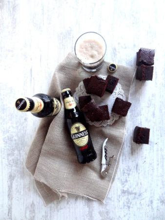 Foto de la receta de brownies de chocolate con cerveza guinness