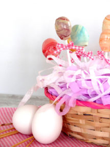 Foto de la receta de cake pops de naranja en forma de huevo de Pascua
