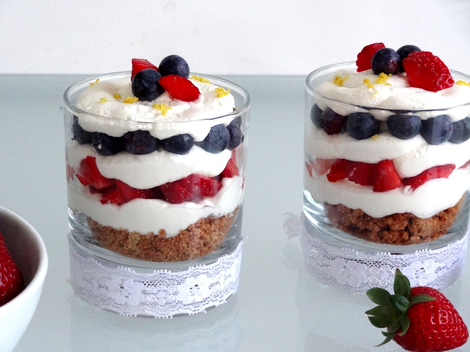 Foto de la receta de trifle de fresas y arándanos