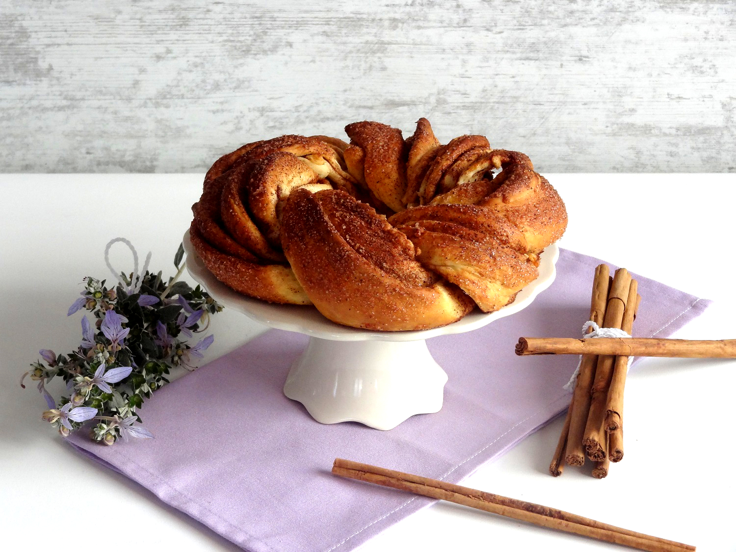 Foto de la receta de rosca trenzada de canela y azúcar