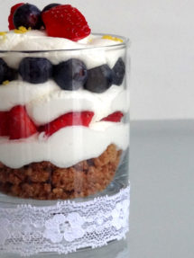 Foto de la receta de trifle de fresas y arándanos