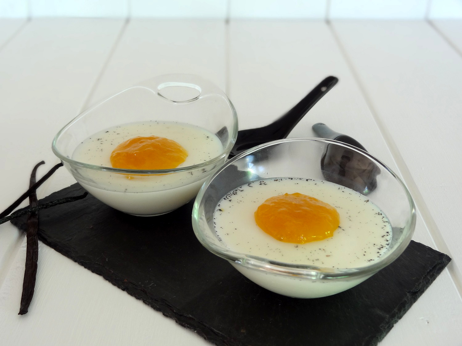 Foto de la receta de panna cotta de vainilla con mangos