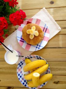Foto de la receta de pancakes americanos de plátano con miel