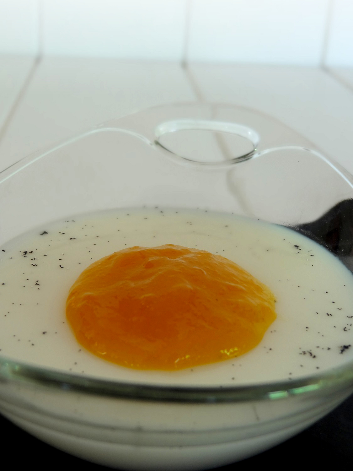 Foto de la receta de panna cotta de vainilla con mangos