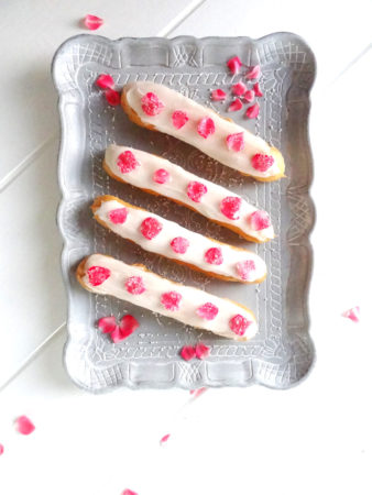 Foto de la receta de eclairs de vainilla con pétalos de rosa