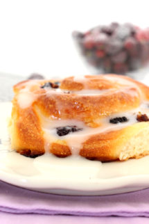 Foto de la receta de rosca caracolas con moras y glaseado de limón