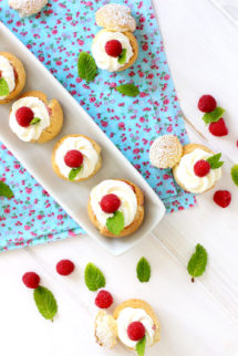 Foto de la receta de profiteroles de frambuesas y nata