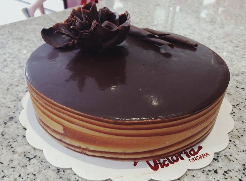 Foto de la tarta de madera de la pastelería Victoria Ondara